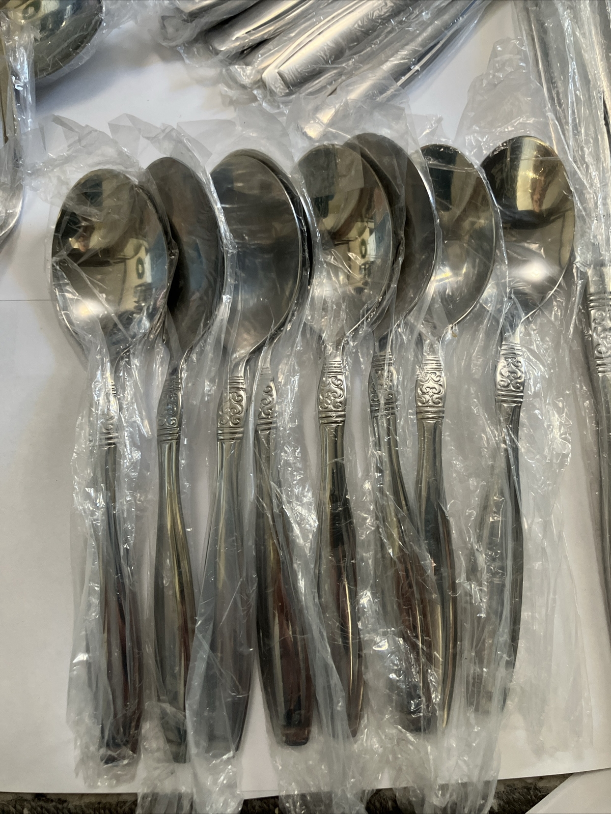 Oneida VISTA Flatware 45 Piece Set Service for 8 Plus Serving Utinsels