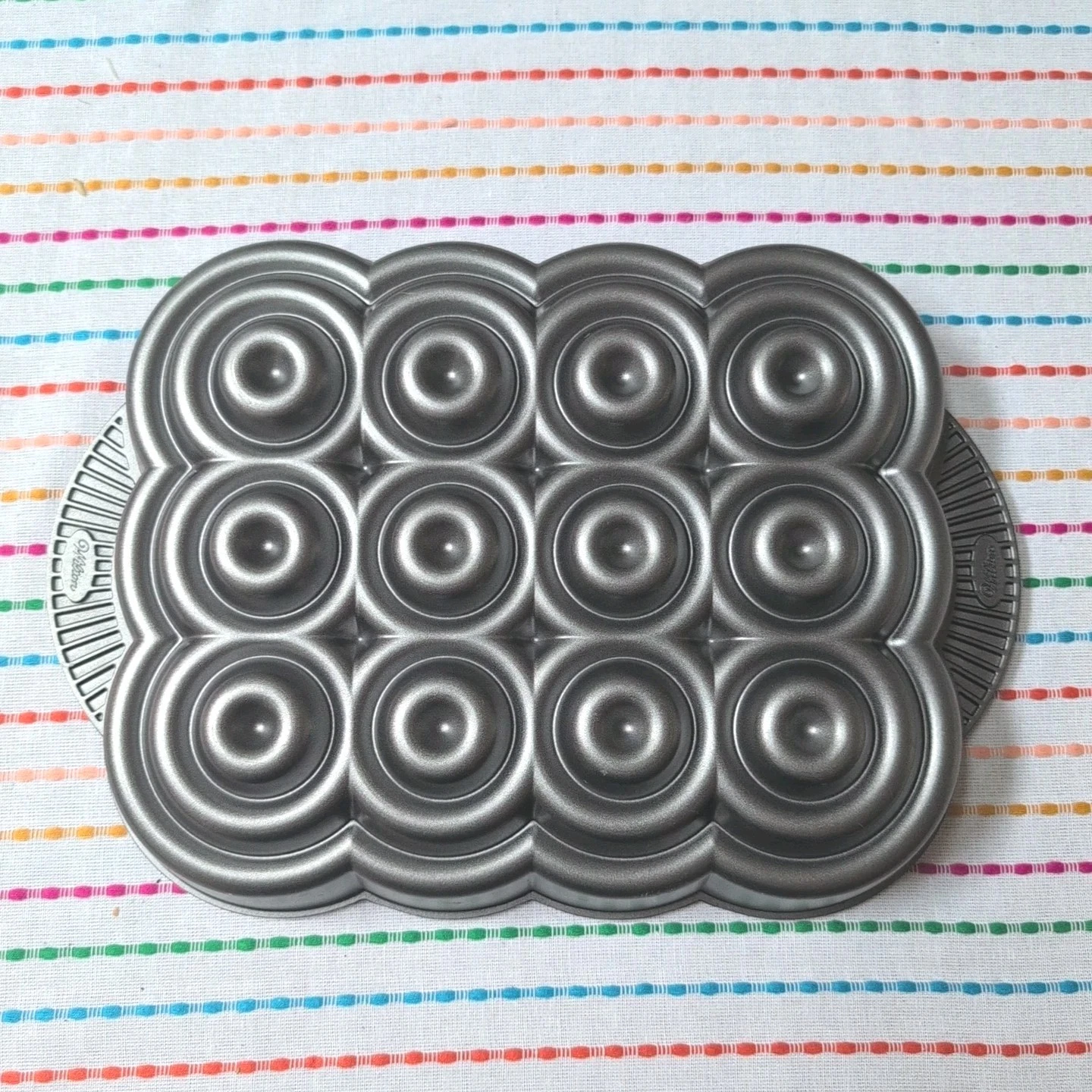 WILTON Dimensions Cast Aluminum Decorative Circles Pan 10 Cup Rectangular