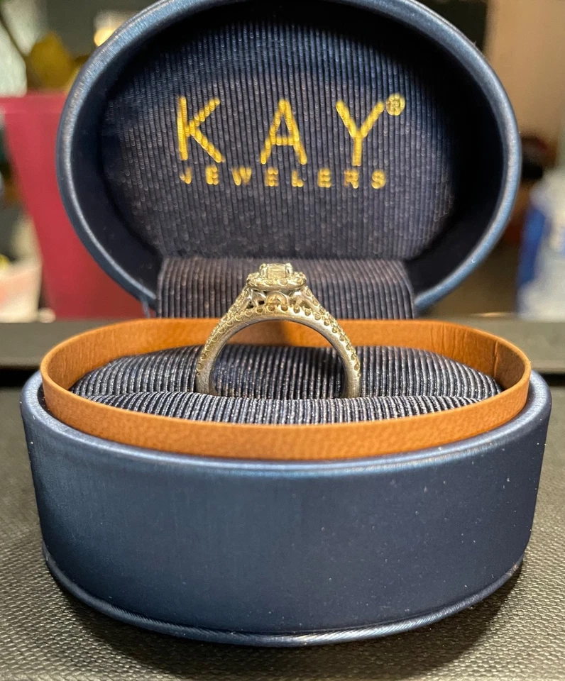 Anillo de compromiso de diamantes Leo para mujer con dos alianzas de boda soldadas talla 7,5 Foto 4 de 4