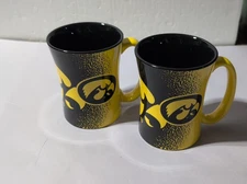 BOELTER BRANDS NCAA IOWA HAWKEYES BLACK YELLOW 14OZ COFFEE MUG CUP PAIR LOT (2)