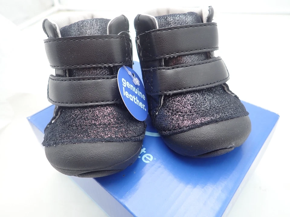 Bota Stride Rite Unisex SM MARTIN NEGRA IRIDISCENTE, Talla 3M y 3.5M Foto 4 de 4