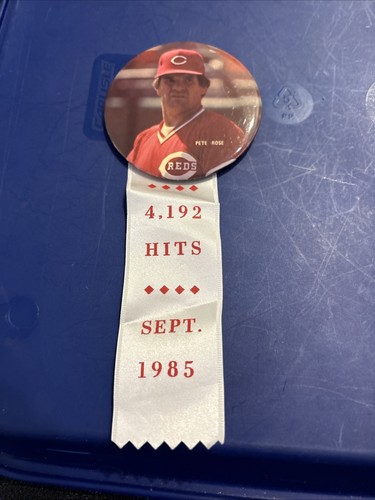1985 BASEBALL~3” PETE ROSE REDS PIN & “4,192 HITS SEPT. 1985” RIBBON