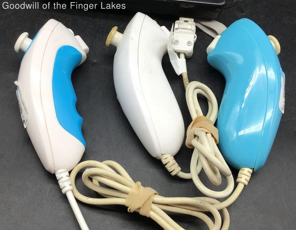 Lot of Off Brand Old Skool Wii Controllers - 2 Wiimotes and 3 Nunchucks - Image 2 of 4