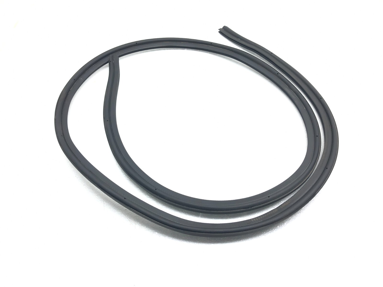 2017-2022 MASERATI LEVANTE HOOD BONNET WEATHERSTRIP SEAL OEM.