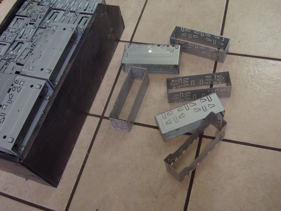 UNIVERSAL BOSS XO VISION SINGLE DIN STEREO MOUNTING SLEEVE RADIO CAGE BRACKET Foto 4 de 4