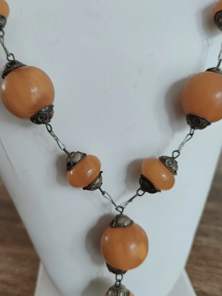 COLLIER SAUTOIR ETHNIQUE BERBERE XXe PERLES DE BAKÉLITE AMBRÉ. - Photo 2/4