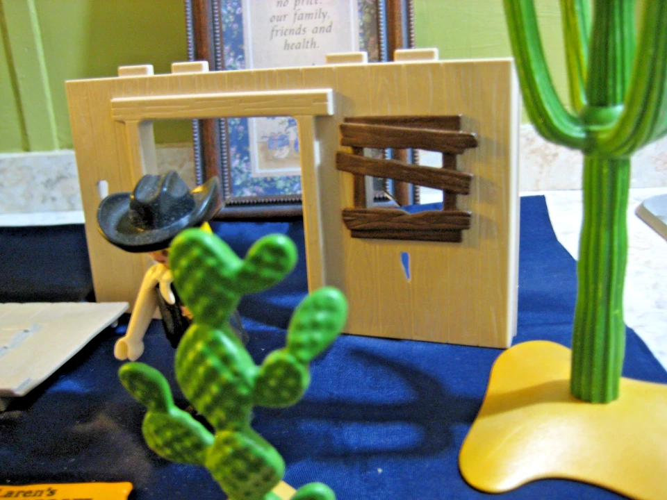 VINTAGE PLAYMOBIL 3802  MC LARENS GOLD MINE WESTERN MIC. REPLACEMENT PIECES LOT - Image 4 of 4