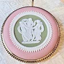 WEDGWOOD 375 Gold K9 Cameo Brooch Pendant Pink Green Jasper 9.65g UK Vintage