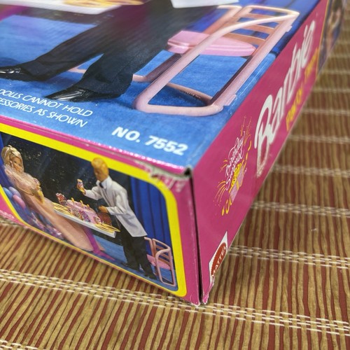 NEU VERSIEGELT * 1990 Barbie Partytime Happy Birthday Set Kuchen Stuhl Tisch Karte Teller - Bild 5 von 8
