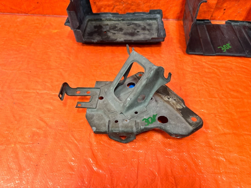 02-05 HONDA CIVIC SI EP3 HATCHBACK BATTERY TRAY MOUNTING BRACKET W/ TIE DOWN 308 - Image 4 of 4