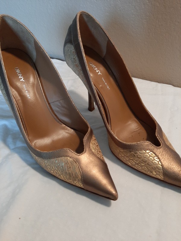 DKNY Made in Italy, light brown with gold trimmed . Size 6