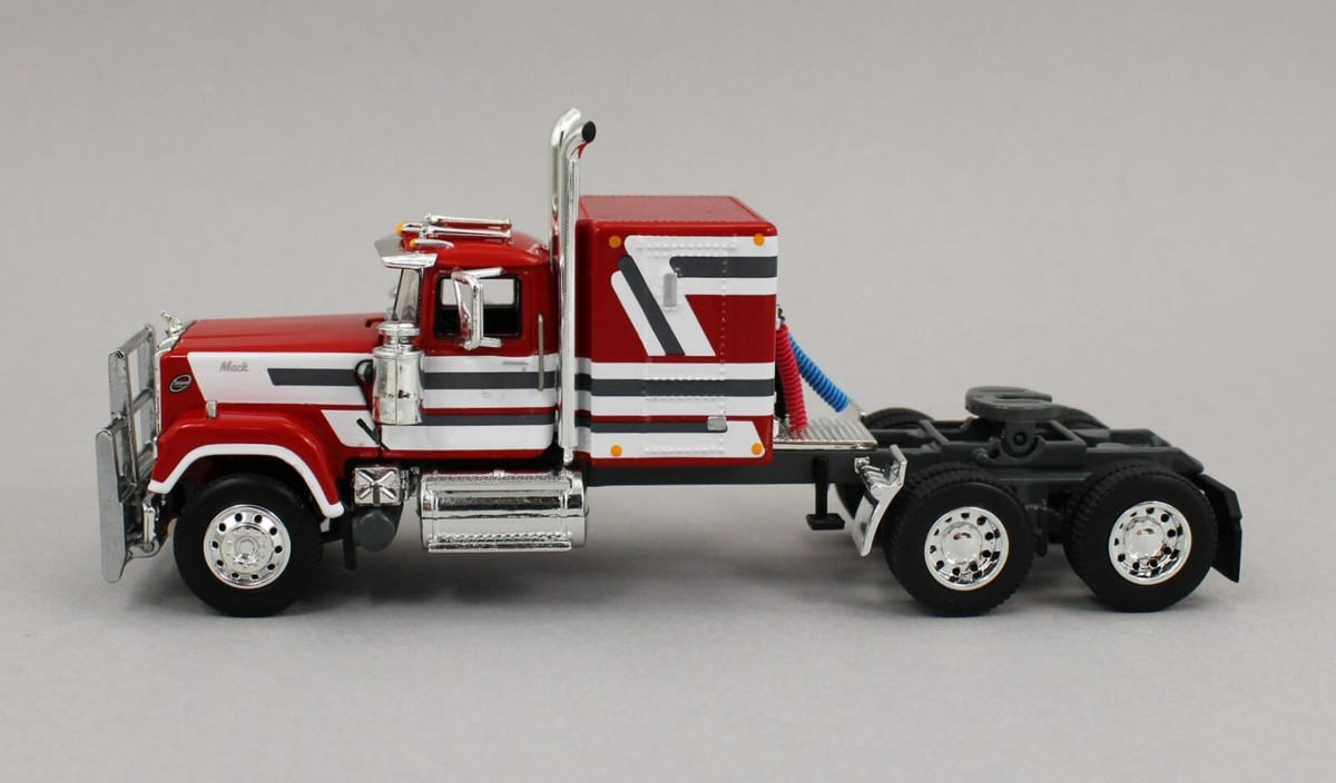 Modellino DCP 1:64 Mack Super-Liner Flattop Nero/Grigio Con Rimorchio Lowboy - Nuovo
