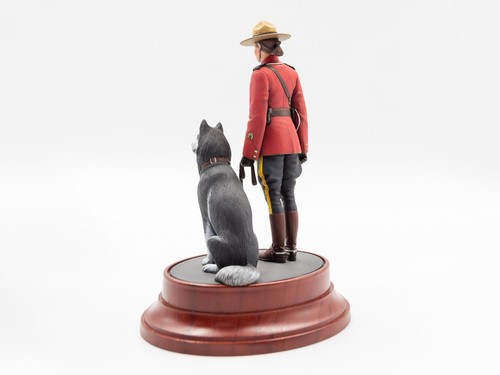 ICM 16008 Plastic model figures kit Scale 1:16 RCMP Female Officer with dog - Picture 9 of 10