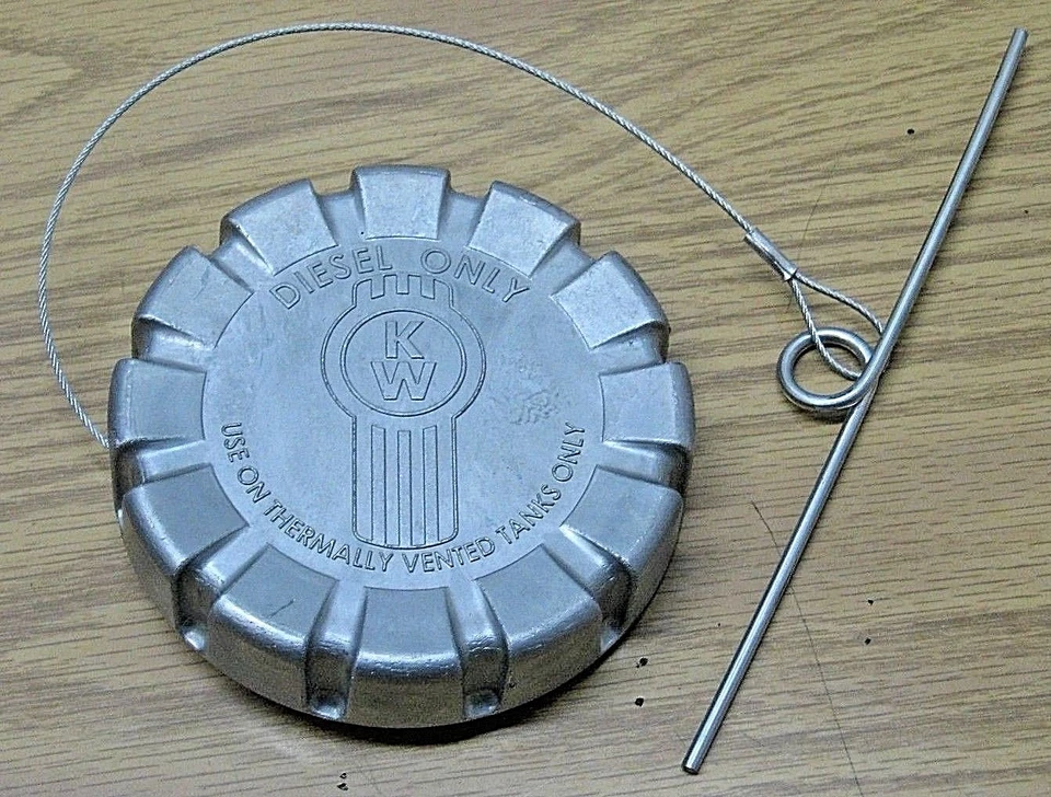 NUEVO LOGOTIPO KENWORTH GENUINO SIN BLOQUEO TAPA DE COMBUSTIBLE DE 3,5" Foto 3 de 4