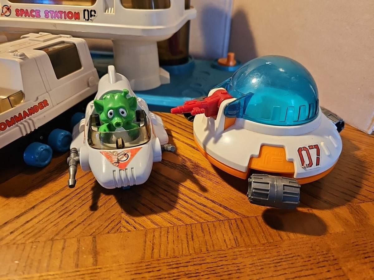 1984 Lil Playmates Space Station Play Set Figures Aliens Vehicles