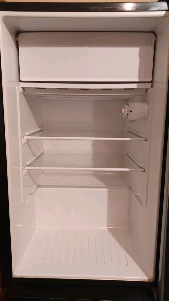 Magic Chef MCUF3S2 85L Upright Freezer Refrigerator - Image 4 of 4