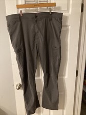 Men s Wrangler, Active Pants, Cargo Style Hiking Gray Preowned Great shape