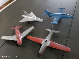 set of 4 tootsietoy airplanes P80/F84/F9F/Delta tin airplanes