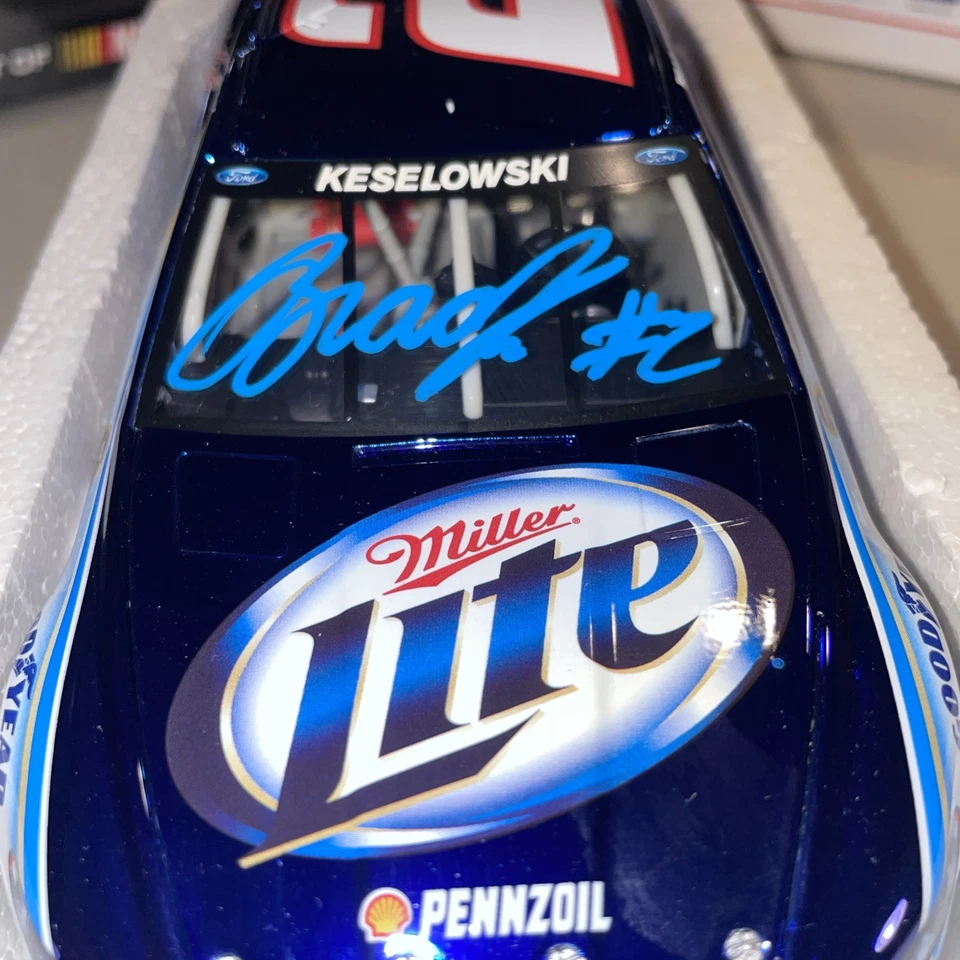 Brad Keselowski #2 Autografiado Color Cromo Miller Lite 2014 NACAR Diecast 1/72 Foto 3 de 4