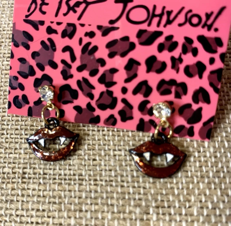 Pendientes Betsey Johnson Labios Vampiro Esmalte Gota Cuelga Pasador Halloween Foto 2 de 4