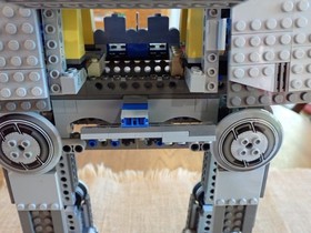 LEGO Star Wars: AT-AT (4483)  Minifigs and Manual