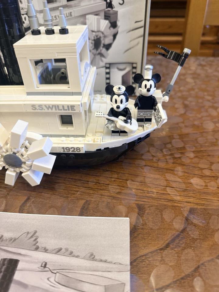 LEGO Ideas 21317 Steamboat Willie, foto 4 di 5