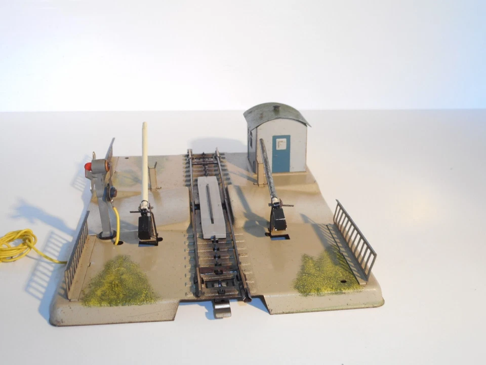 Marklin Vintage Metal Level Crossing 7054. Manual op. HO. 3 rail AC only.No box - Image 2 of 4