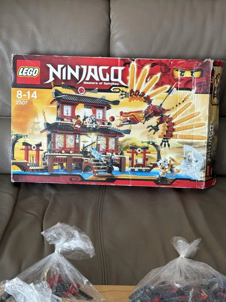 LEGO Ninjago 2507 Fire Temple, photo 2 sur 5