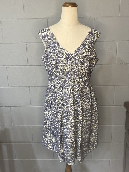 PAPER SCISSORS Fit And Flare Dress VNeck Size 12 Short Blue And White