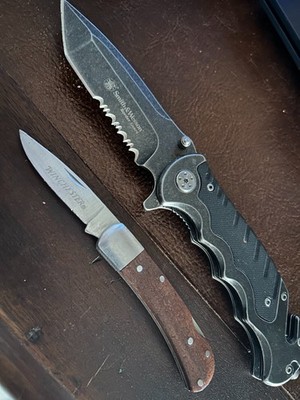 2 pocket knives Smith Wesson boarder guard BG10S Winchester pocket knife used
