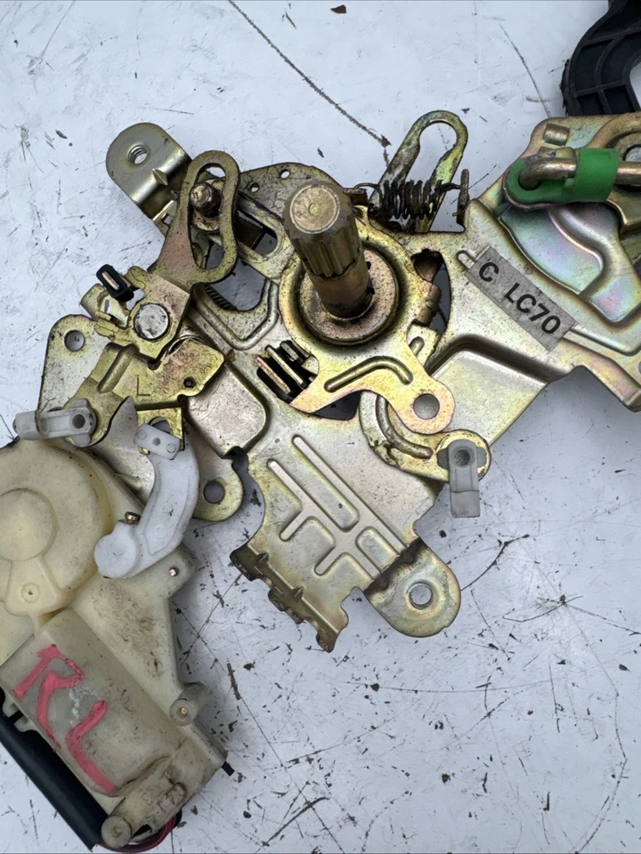 Mazda MPV 2001 Motor Cierre Centralizado Usado, Original Trasero Izquierdo Usado B373-25 Foto 3 de 4