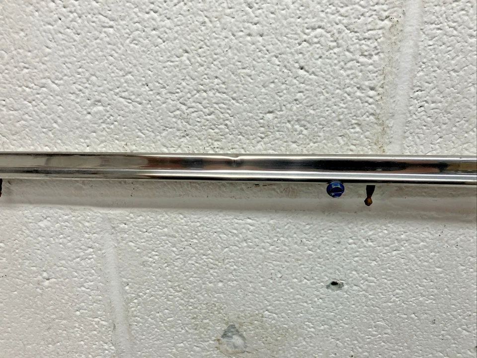 Juego de molduras basculantes diestro+izquierdo 1966 Mercury Comet/Cyclone (Bin80) usado OEM Ford 2 piezas Foto 4 de 4