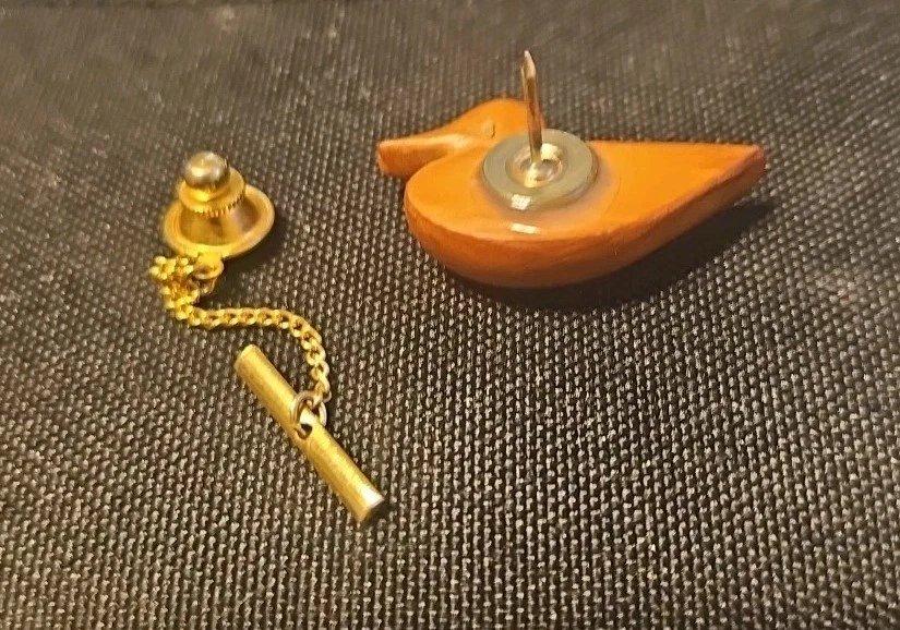 Pin de corbata de pato tallado en madera vintage Foto 3 de 4