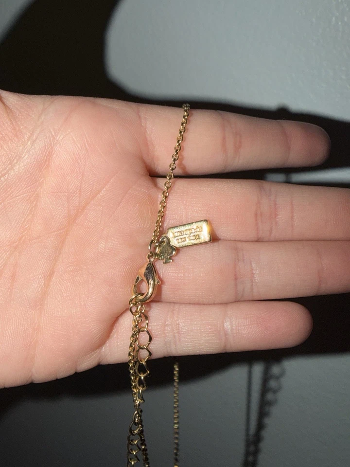 Dije de oro rosa con logotipo de Kate Spade con collar de diamantes de imitación Foto 3 de 4