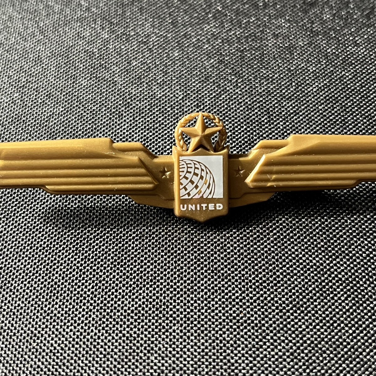 United Airlines Junior Pilot Kiddie Wings Pin Badge Plastic Gold