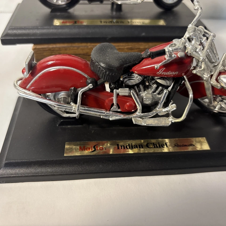 Maisto Indian diecast motorcycle With Stand Lot Of 2 - Image 3 of 4