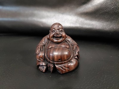 Netsuke Buddha Schärpe Knebel asiatische Holzschnitzerei kleine Hotei Figur japanisch
