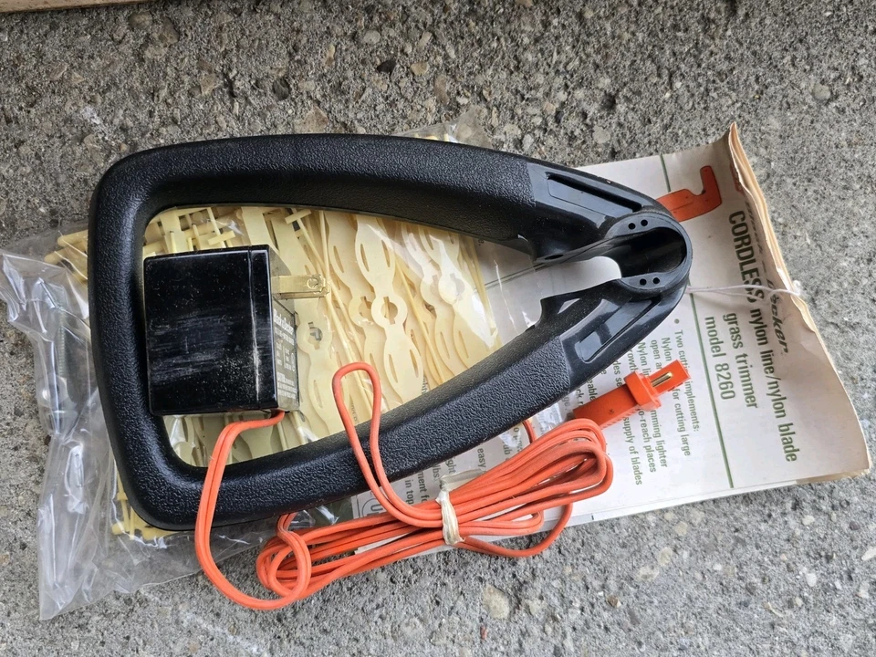 Vintage NOS Black & Decker Cordless Weed Trimmer Model 8260 NEW - Image 4 of 4