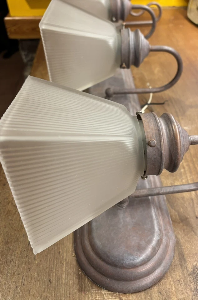 Luz de tocador de baño con cable de 3 luces y aplique a juego en color topo cepillado mate Foto 2 de 4