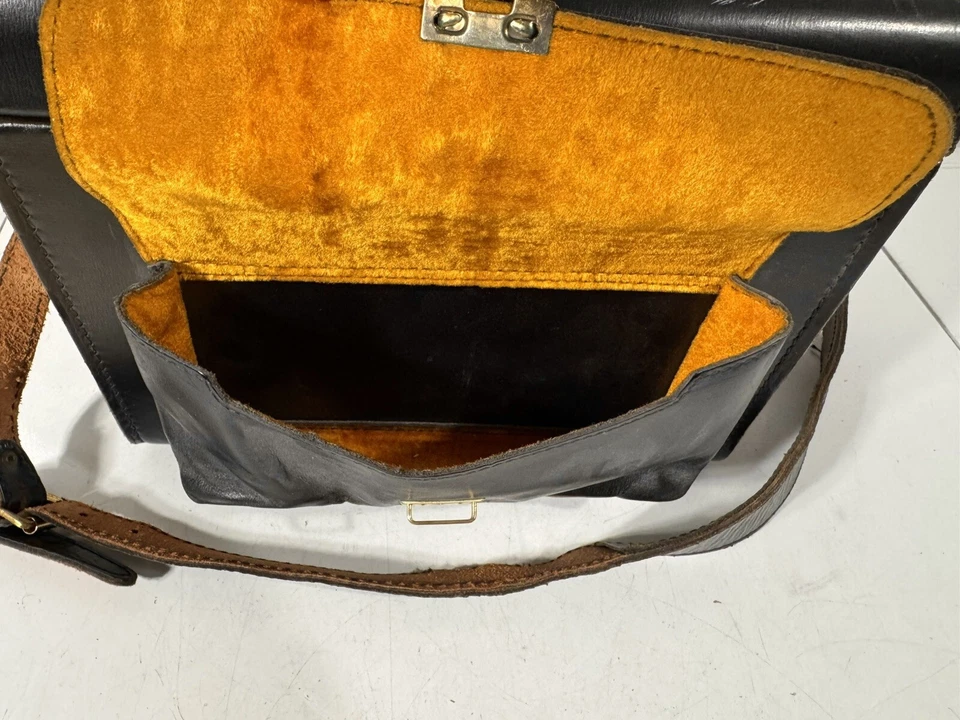 Estuche rígido vintage de cuero negro para cámara con forro y correa de terciopelo naranja Foto 2 de 4