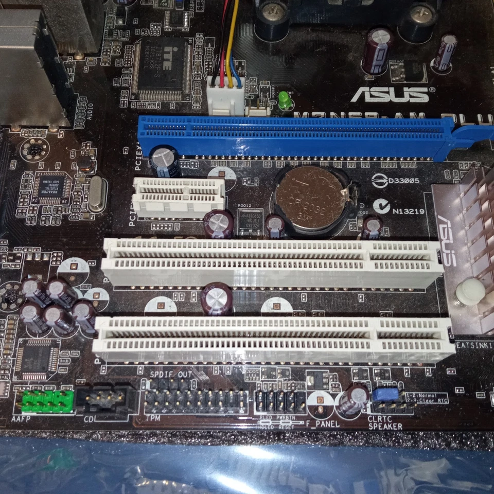 SCHEDA MADRE ASUS M2N68-AM PLUS + AMD Sempron 3200+ Perfettamente Funzionante - Immagine 3 di 4