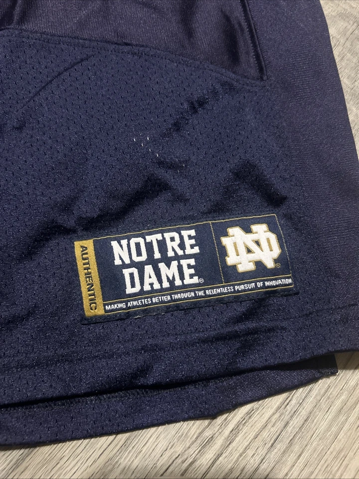 Camiseta Under Armour Notre Dame #5 God Country ND Juvenil L Suelta NCAA Fútbol Foto 2 de 4