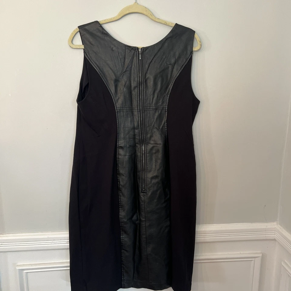 Lane Bryant 女式黑色礼服铅笔膝无袖 LBD 人造皮革哥特式 — 第 3/4 张图片