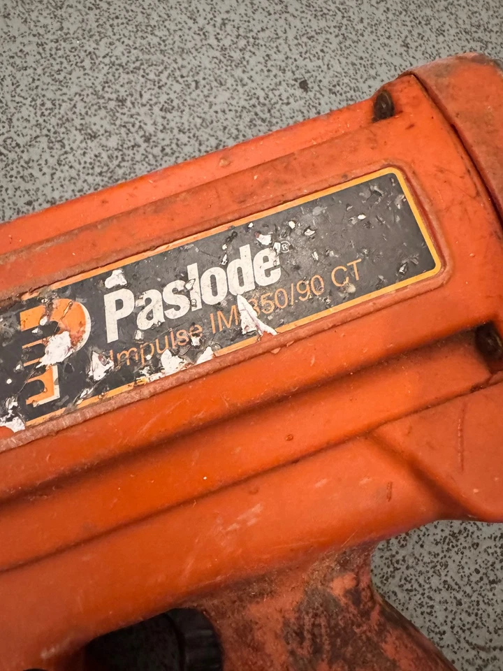 PASLODE IM350 1ST FIX NAIL GUN (SERVICED)+ 2 BATTERIES+CHARGER+ORIGINAL BOX - Image 3 of 4