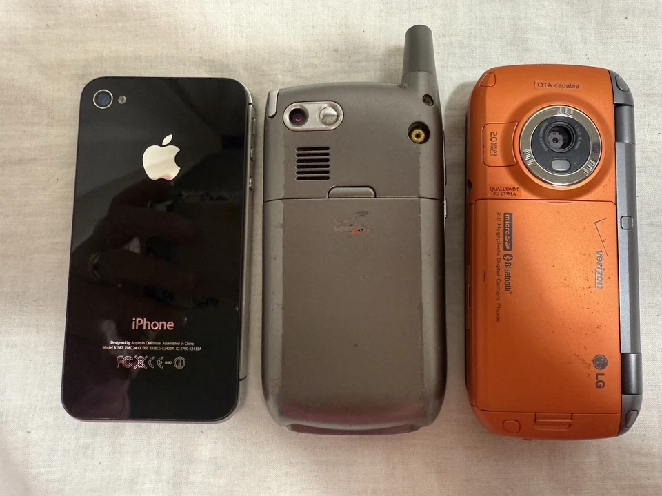 3 винтажных сотовых телефона: Verizon Palm, LG, iPhone. Не проверено. Не уверен, что работает - Изображение 4 из 4