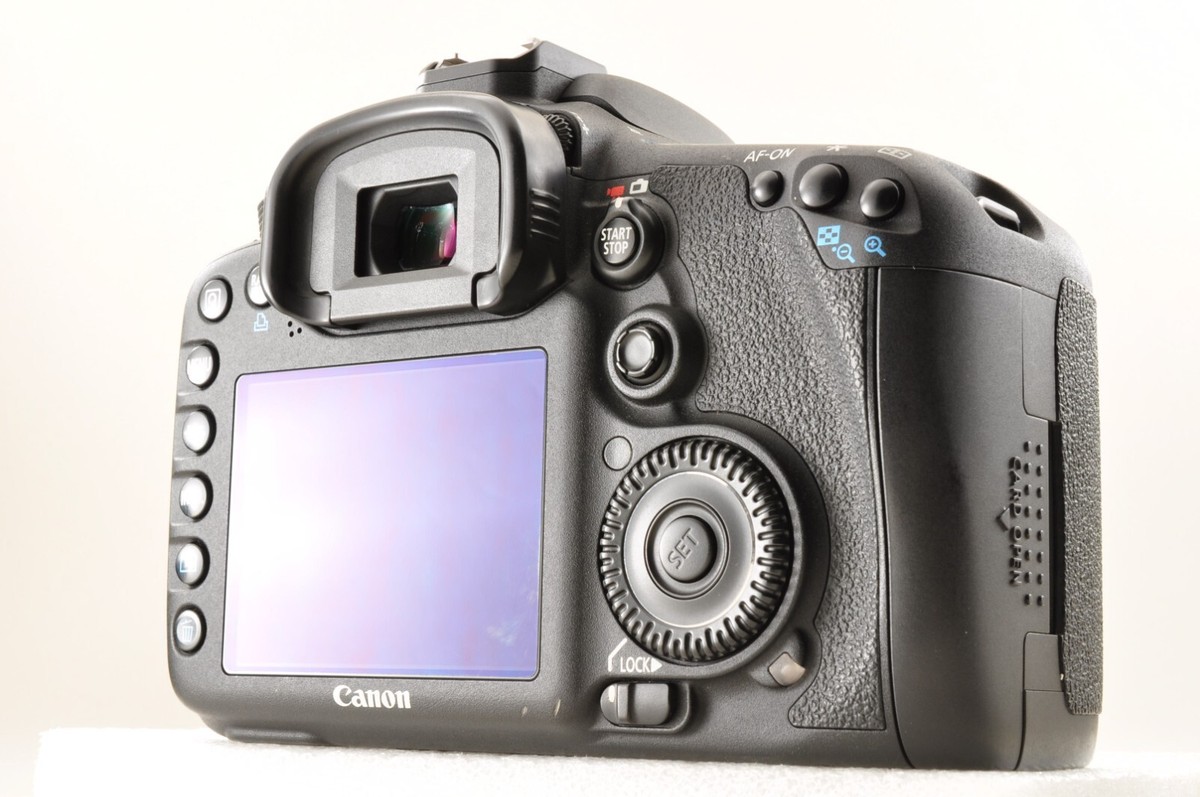 Canon EOS 7D Digital Camera SC1300 w/EF 28-105mm Lens Mint