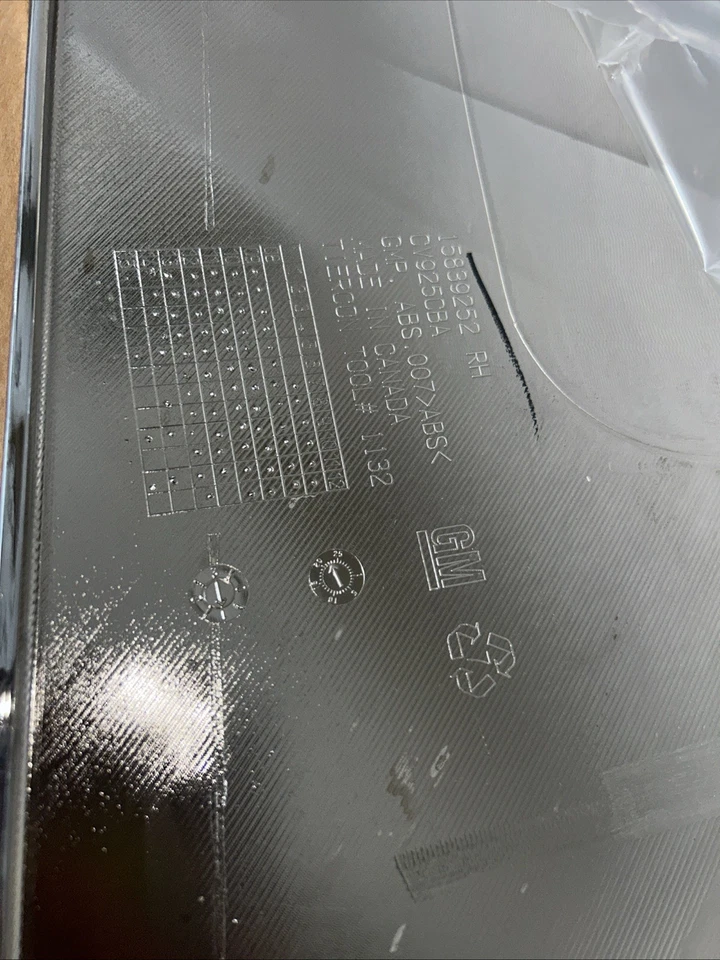 Tapa parachoques delantero derecho GM OEM 15839252 Foto 2 de 4