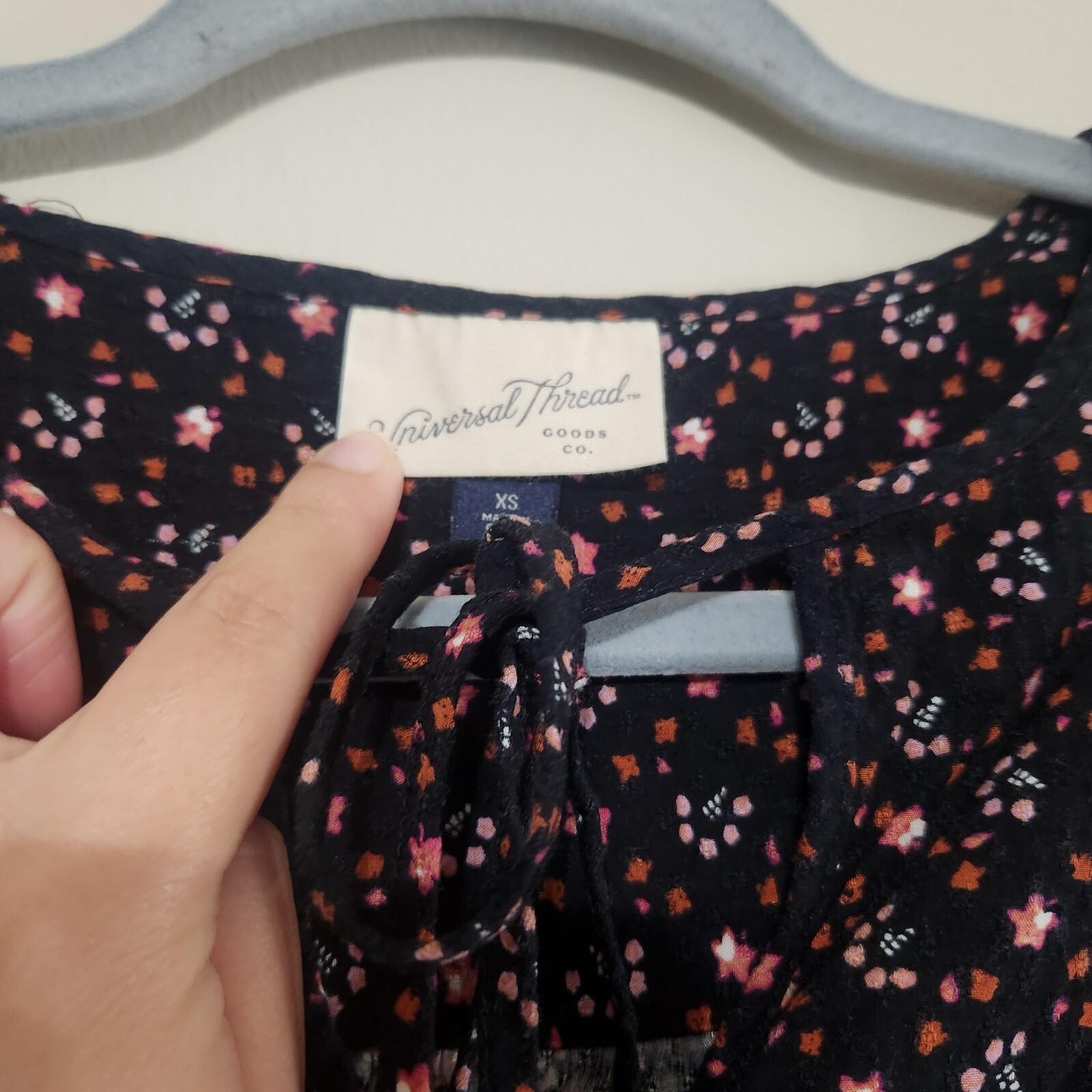 Universal Thread black peasant top front key hole… - image 5