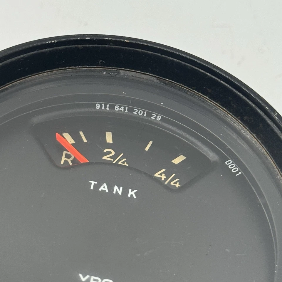 Combinación de instrumentos de nivel de combustible y freno de estacionamiento Porsche 911 Foto 2 de 4