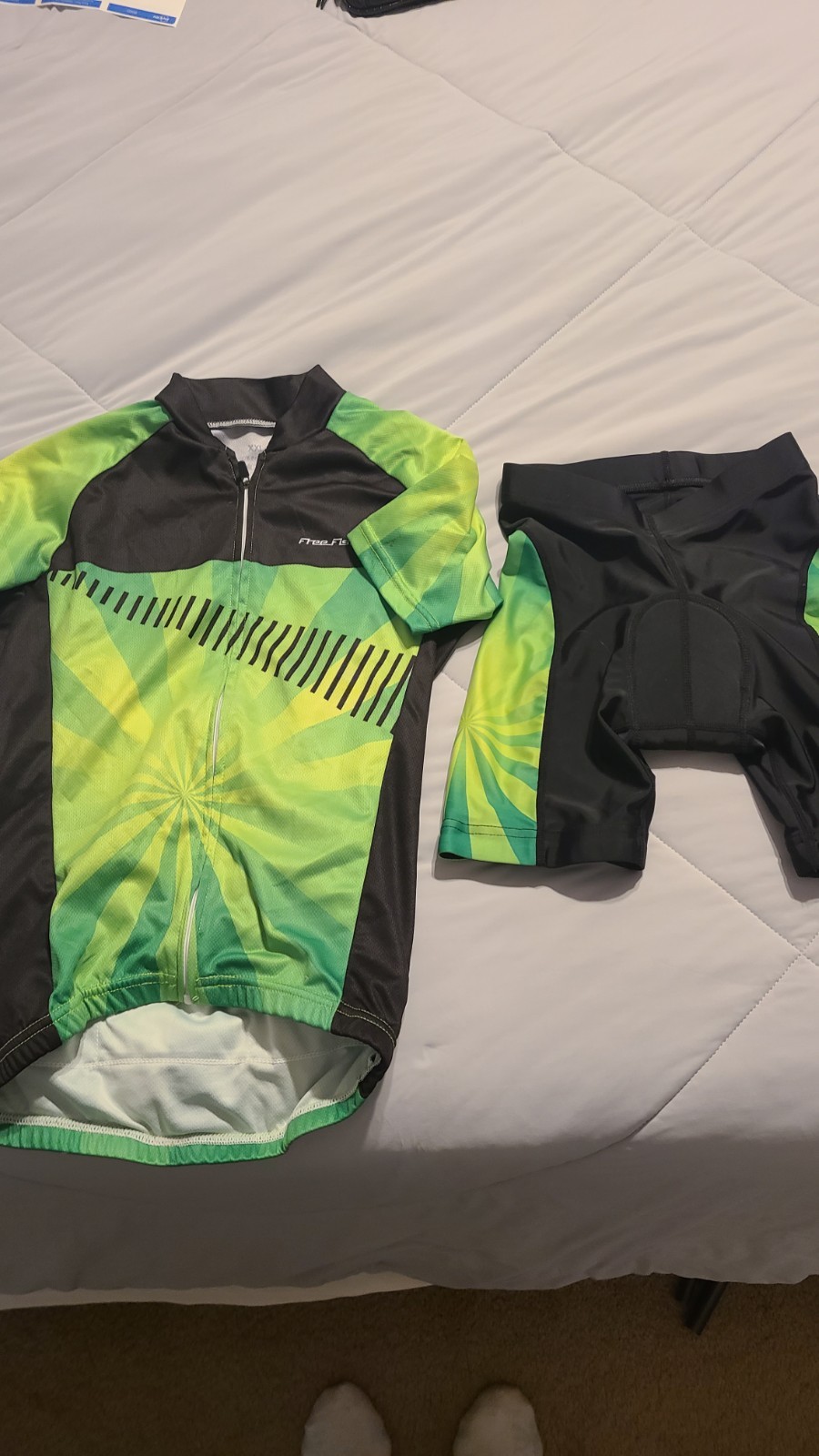 (Pre-owned) Free Fisher Cycling Bike Jersey & Shorts Youth XXL (17.99 USD) (Pre-owned) Free Fisher Cycling Bike Jersey & Shorts Youth XXL (17.99 USD)